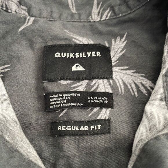 Like New! Quicksilver Short Sleeve Button Down Size Small - Picture 3 of 4